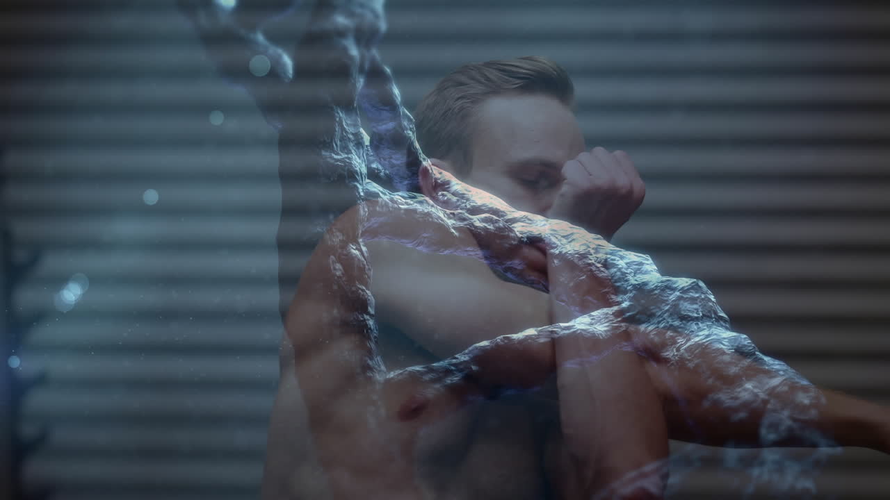 animación de la cadena de adn girando sobre el procesamiento de datos y ejercitando hombre fuerte