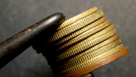primer plano de monedas muy antiguas