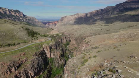 seguimiento de la vista aérea del cañón shell creek que corre junto a la ruta 14 en wyoming en un día de verano