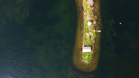 Rodeada-De-Agua,-Una-Hermosa-Isla-Larga-Con-Un-Refugio-Construido-En-El-Reino-Unido