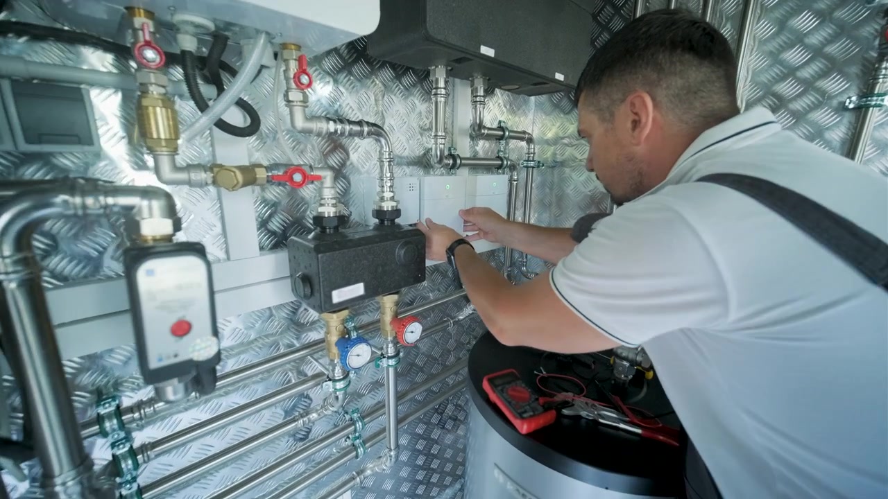 Tekniker efterser industrielt varme- og VVS-system