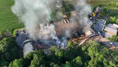 Laufende-Löscharbeiten-Nach-Gasexplosion-Im-öffentlichen-Baugebäude