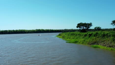 gente disfrutando de la entusiasta competencia de pesca deportiva en el río tranquilo de paraguay