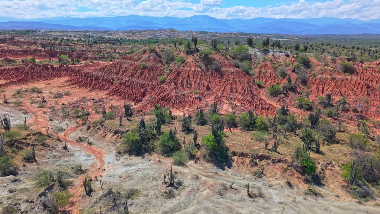 Un drone si avvicina a caratteristiche geologiche uniche create dall'erosione nel Deserto Rosso di Tatacoa, Colombia. Una meraviglia naturale incontaminata che mette in mostra incredibili modelli e formazioni. Opera d'arte della natura