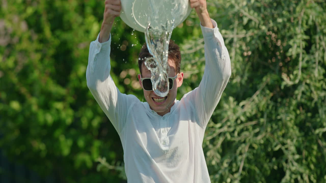 머리에 물을 부어주는 남자