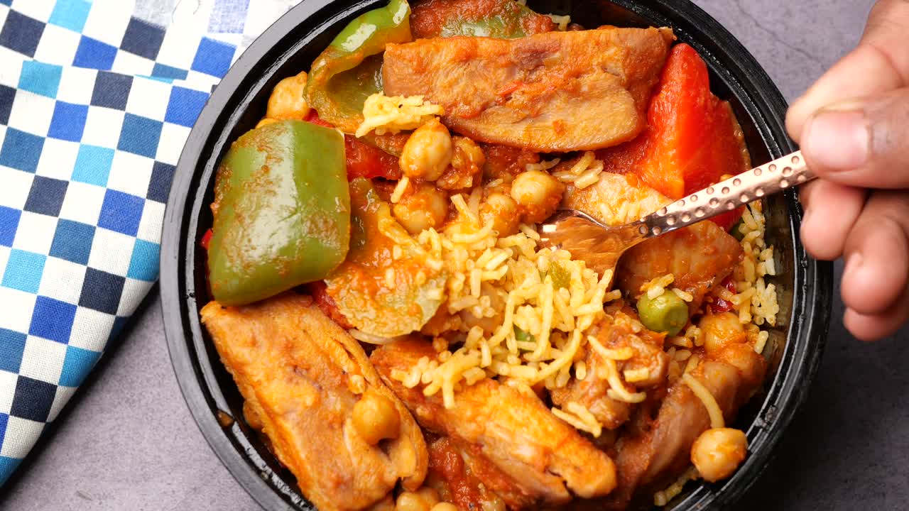 curry de pollo mezclado con arroz en un tazón en la mesa