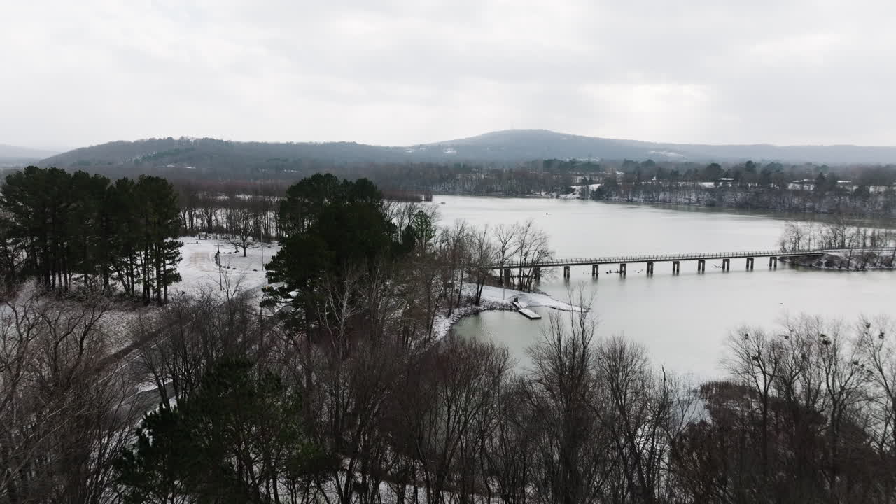 el paisaje del lago de invierno en arkansas, el lago sequoia, día nublado, hacia adelante, aéreo