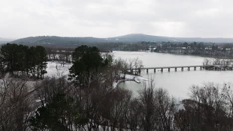 Winterliche-Seenlandschaft-In-Arkansas-Lake-Sequoyah,-Bewölkter-Tag,-Vorwärts,-Luftaufnahme