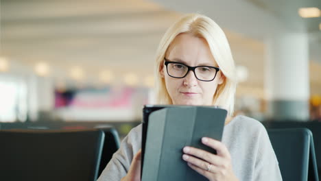 mujer con gafas usa una tableta
