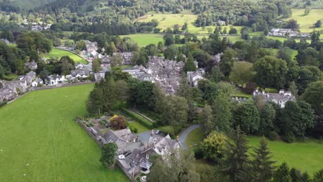 Grasmere-Village-Cumbria-Inglaterra-Dron-Tirar-Hacia-Atrás-Revelar-Disparo