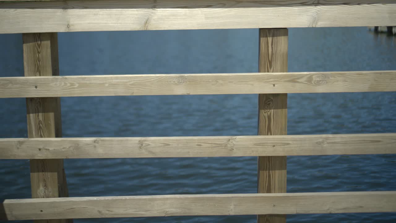 목재 난간 동자 플랫폼 및 물 슬로우 모션
