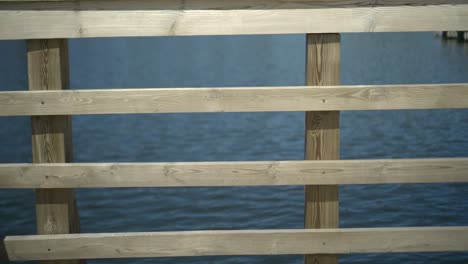 plataforma de balaustres de madera y cámara lenta de agua