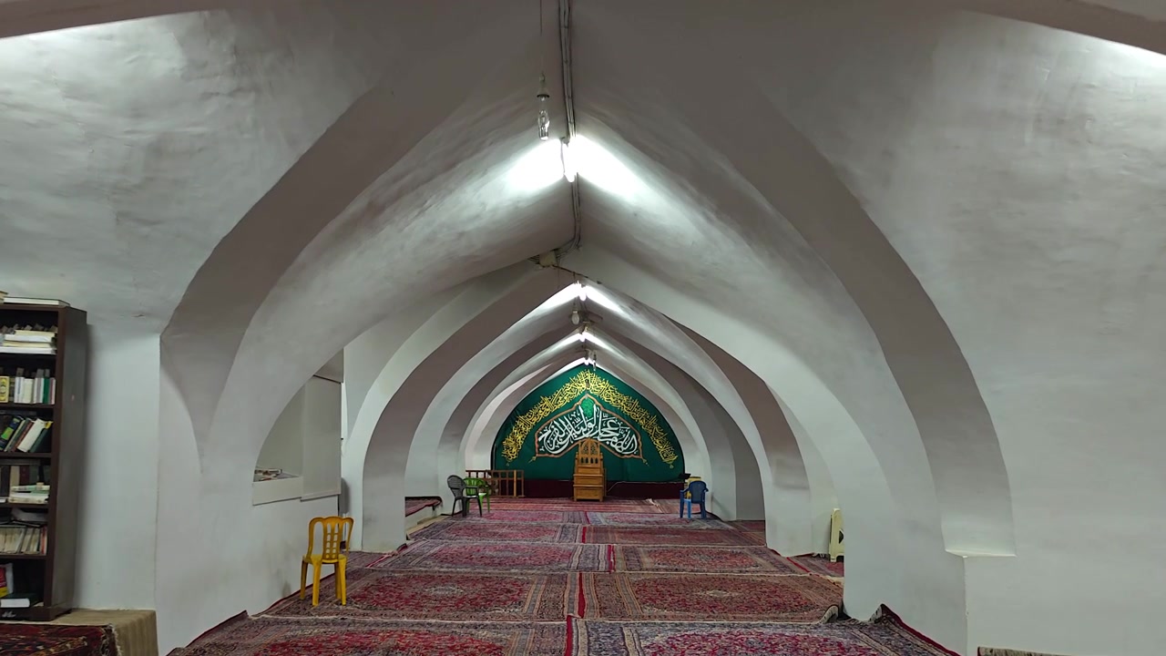 Pemandangan Interior Masjid Tradisional dengan Langit-langit Melengkung