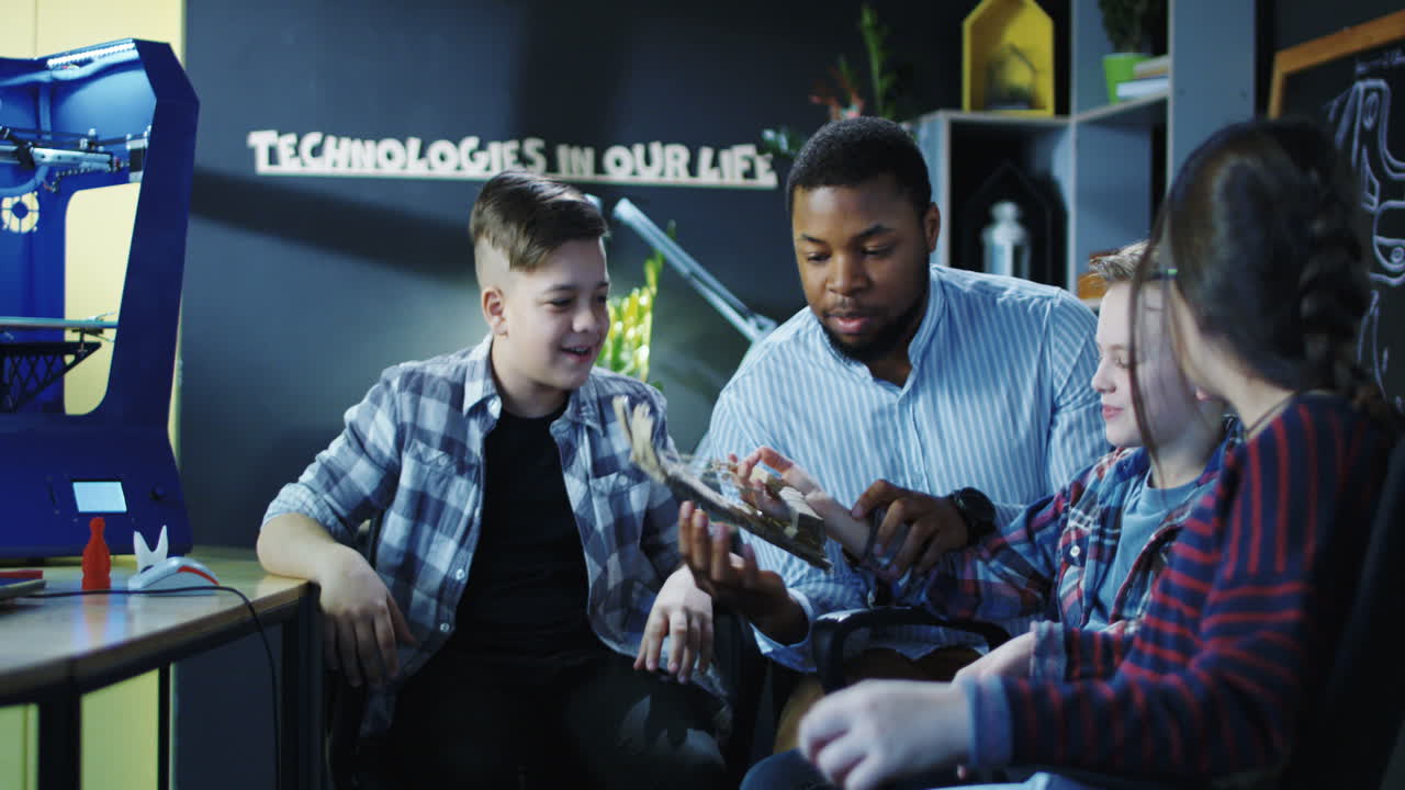 3d 프린팅과 디자인에 대해 배우는 학생