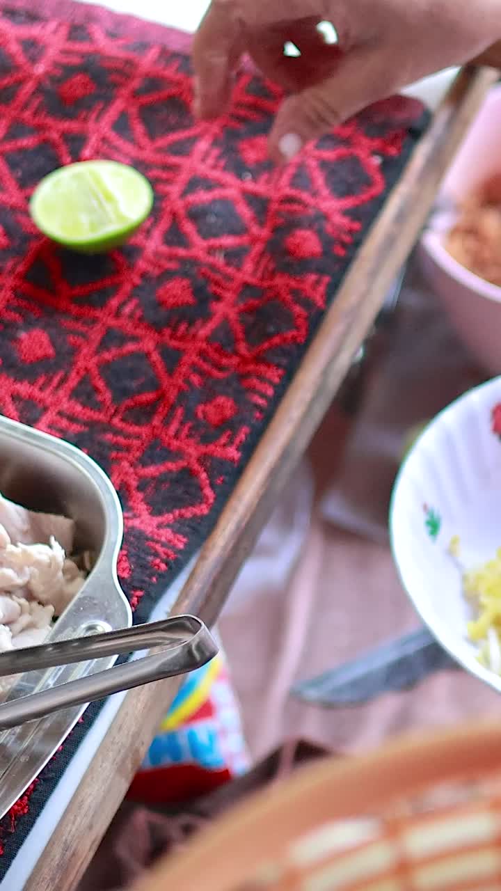 cocinando fideos en el mercado de khlong lat mayom