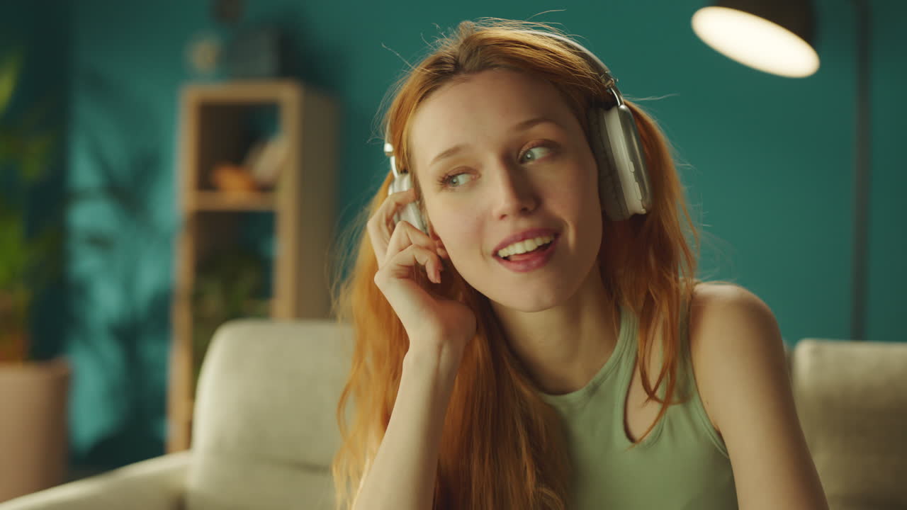 헤드폰을 들고 음악에 맞춰 춤을 추는 여자