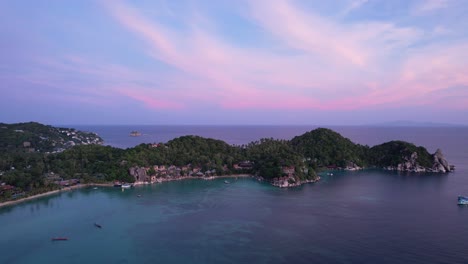 Sonnenuntergang-Auf-Koh-Tao-Auf-Der-Epischen-Insel-In-Thailand-Mit-Himmel-Und-Meer-Aus-Zuckerwatte-Und-Bäumen