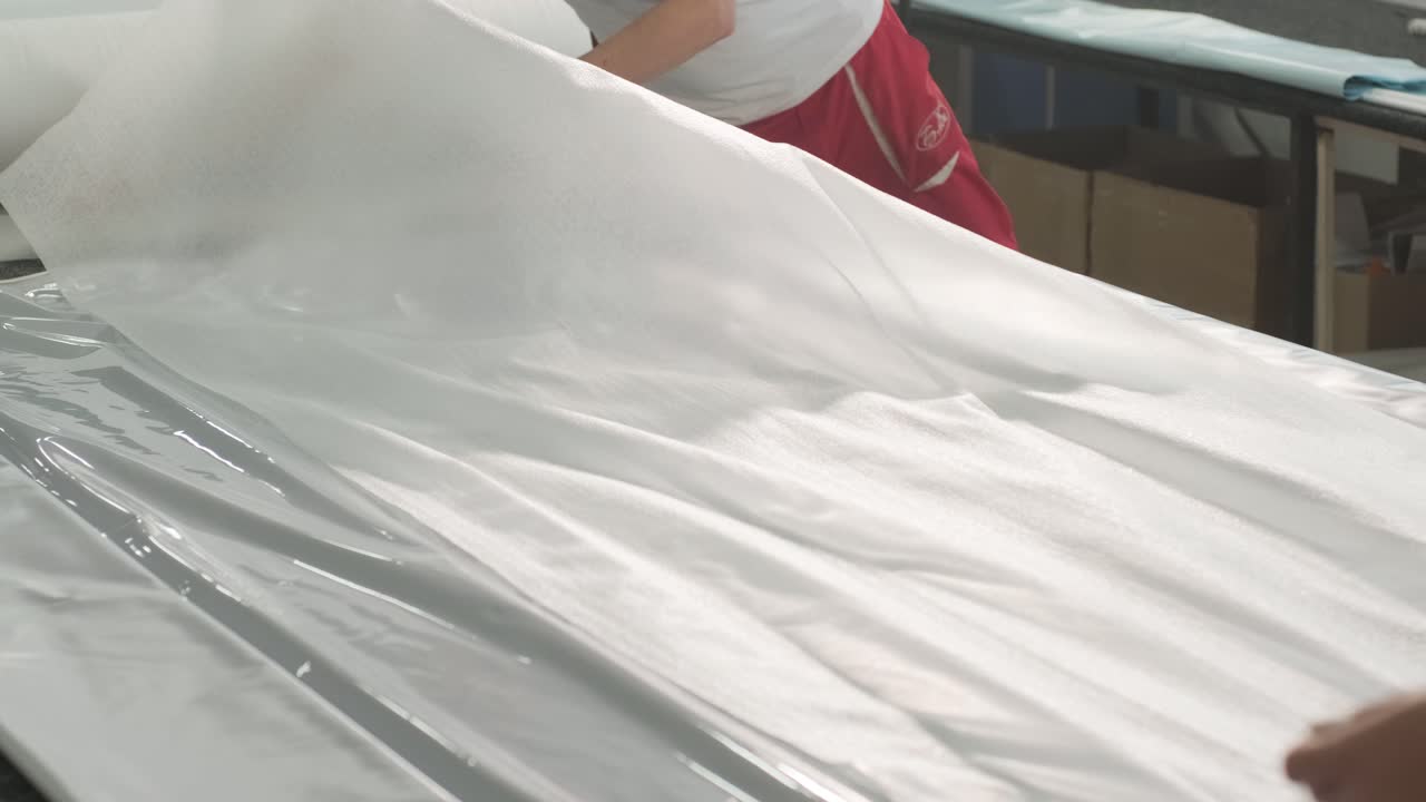 производство натяжных потолков на заводе, рулоны ткани