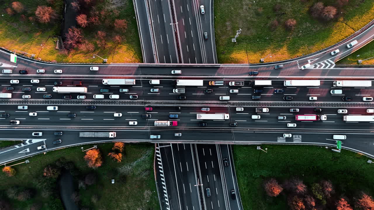 Luftaufnahme vom Autobahnverkehr unter Herbsthimmel, die urbane Bewegung zeigt