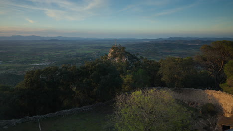 Malerische-Aussicht-Auf-Den-Hügel-Sant-Salvador-Und-Das-Kreuz-Auf-Mallorca-In-Der-Abenddämmerung