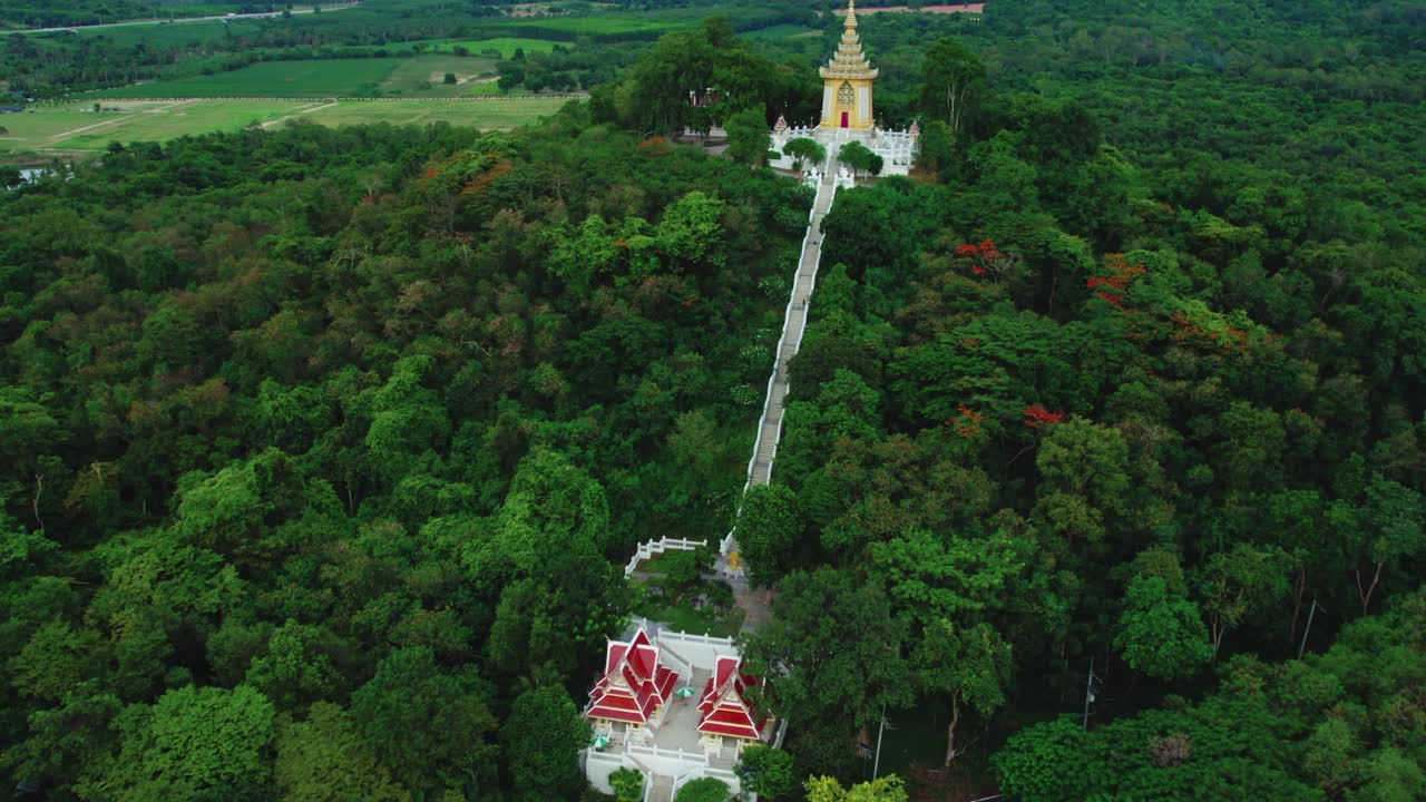 vista aérea del templo asiático en una colina entre selvas