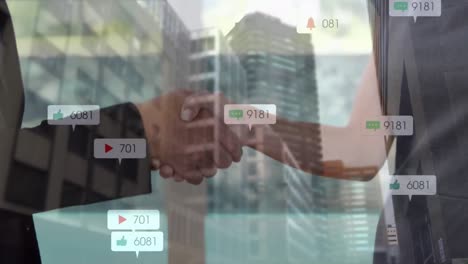 비즈니스맨과 비즈니스맨이 손을 흔들고 있는 중간 섹션 위에 증가하는 숫자를 가진 디지털 아이콘