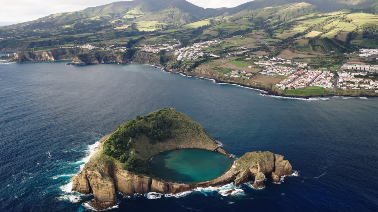 Veduta aerea di un'isola vulcanica con laguna nel cratere nelle Azzorre.