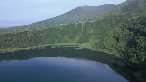 Hermoso-Paisaje-Del-Lago-En-Toma-Aérea-De-Drones