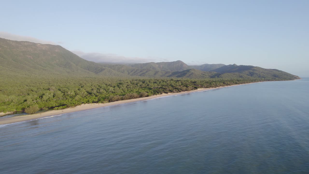 Panorama di Mare Blu Calmo, Spiaggia di Wangetti e Foresta Costiera - Wangetti, Queensland, Australia