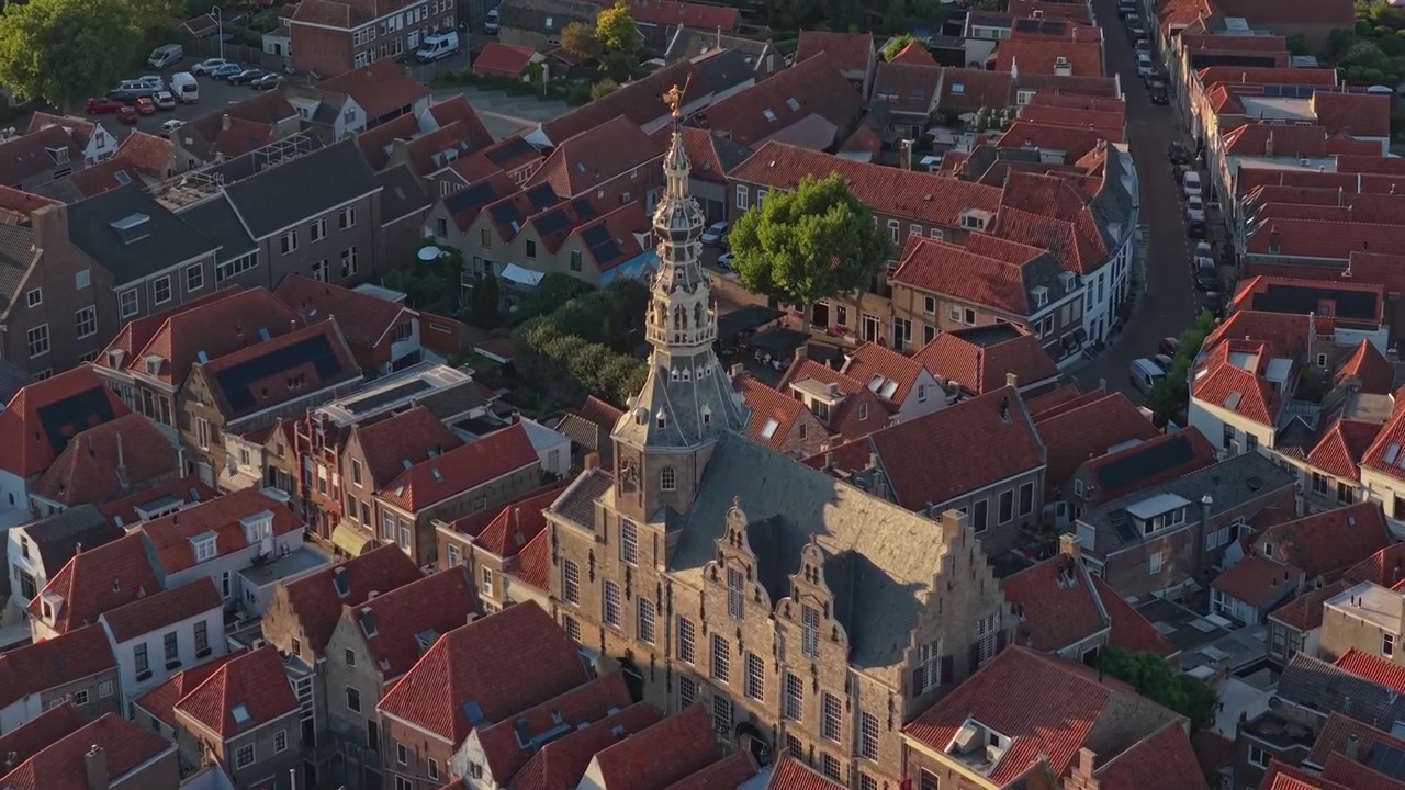 Vista aerea di una piazza storica olandese con campanile