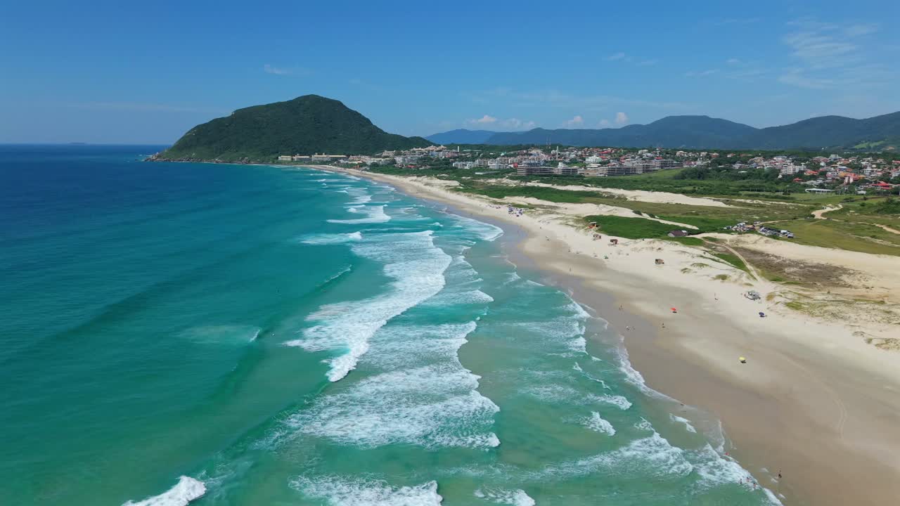 Veduta aerea della spiaggia di Santinho a Florianópolis, Santa Catarina, Brasile. Panorama costiero oceanico.