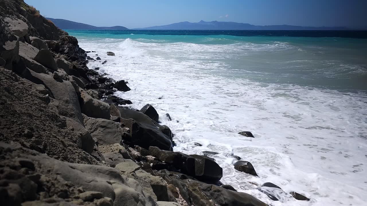 거친 파도가 바위 해안선에  ⁇ 어져 지중해의 파란색 터키즈색으로 아름다운 바다 풍경입니다.