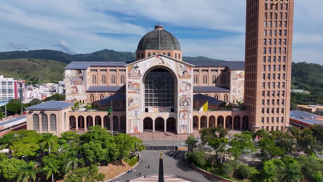 Katolinen temppeli Aparecidassa São Paulossa, Brasiliassa. Neitsyt Marian basilika. Kaupungin keskusta. Kirkon siluetti. Katolinen temppeli Aparecidassa, Brasiliassa. Uskonnollinen maisema. Uskonnollinen matkailu