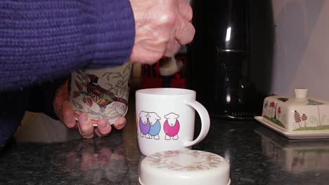 haciendo una taza de café instantáneo con agua caliente de una tetera hervida