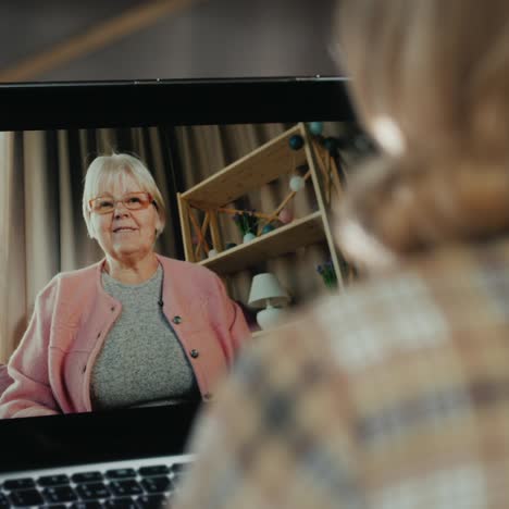 Mujer-Habla-Con-Su-Anciana-Madre-A-Través-De-Una-Videollamada