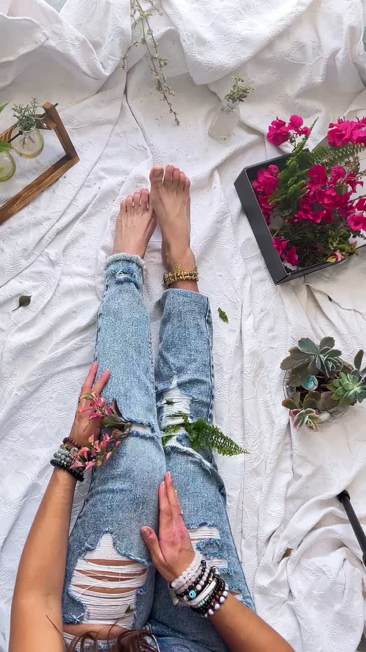 식물 과 꽃 을 가진 맨발 의 여자