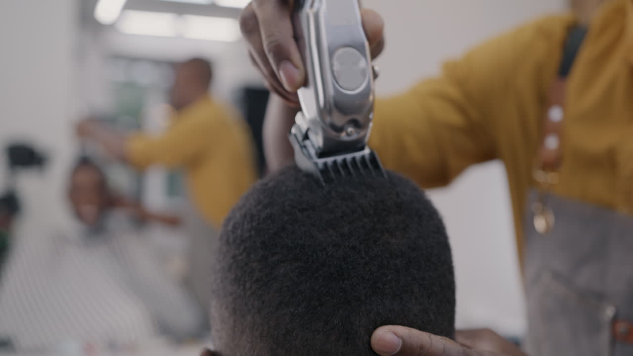 un hombre se corta el cabello en la barbería.