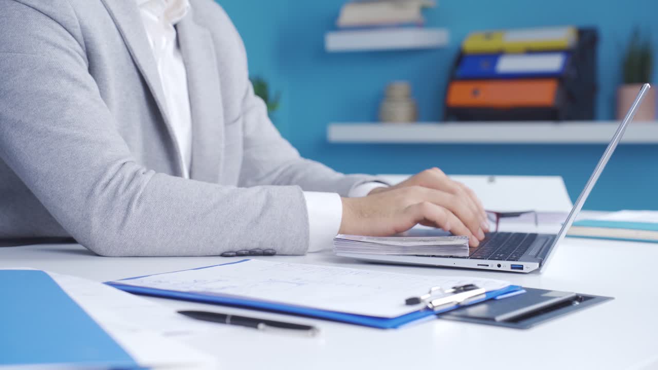 재정적 이익. 투자에 대해 생각하는 사려 깊은 남성의 손이 승리합니다.