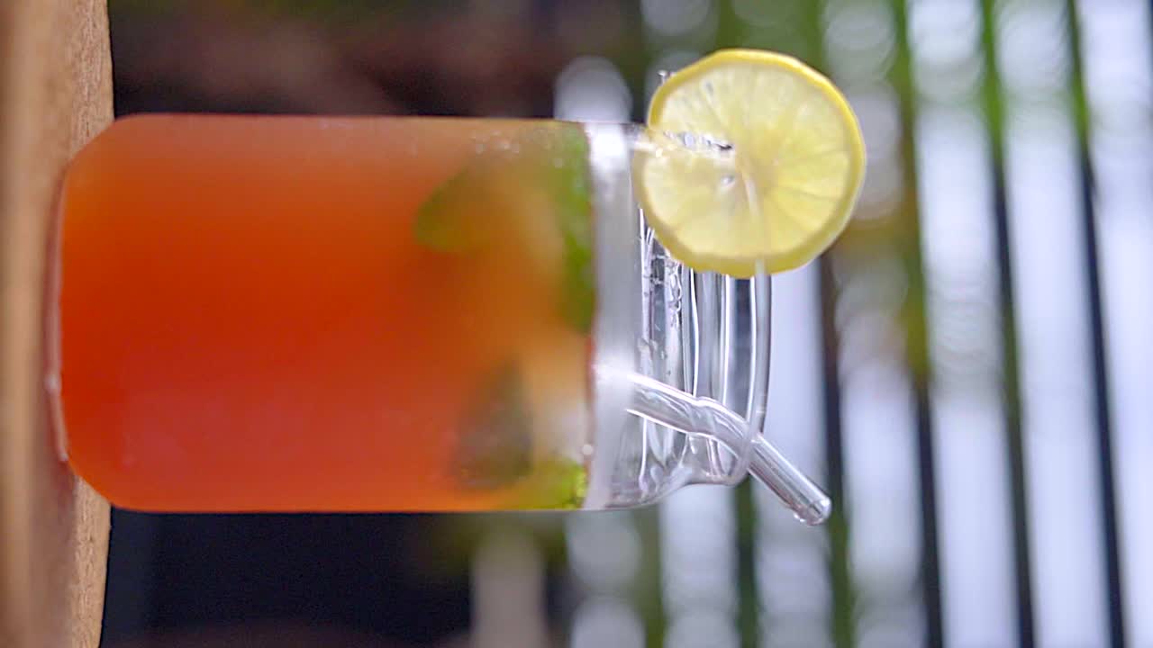 té de sandía y limón rotativo con guarnición