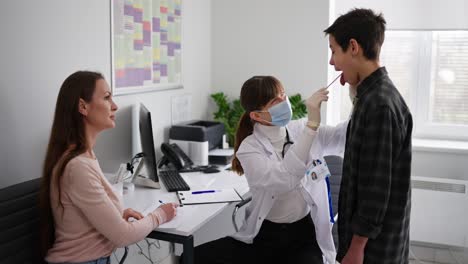 médico que examina a un niño