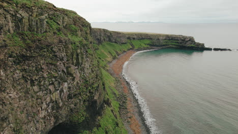 在格里姆西島的懸崖上慢慢上升, 望向冰島的距離