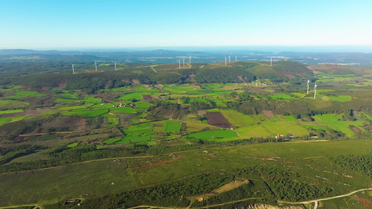 panorama del parque eólico, el campo y la cantera en verano en una coruña, españa