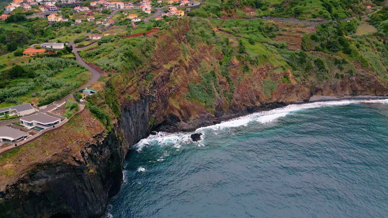 Vista aerea di piccole scogliere costiere cittadine. Insediamento su un'alta roccia verde