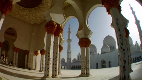 fisheye pan para revelar la hermosa mezquita sheikh zayed en abu dhabi, emiratos árabes unidos