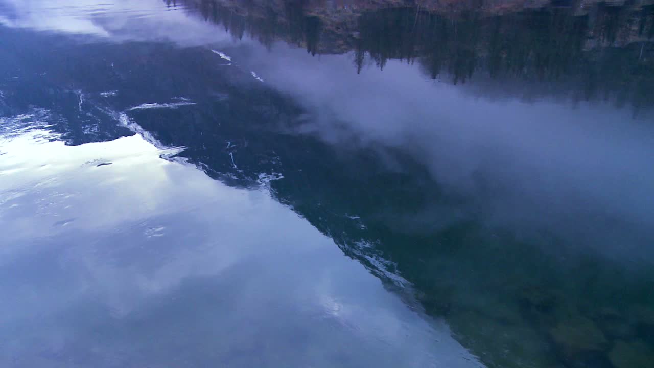 노르웨이의 안개 속에서 피요르드의 물을 따라 패닝 샷