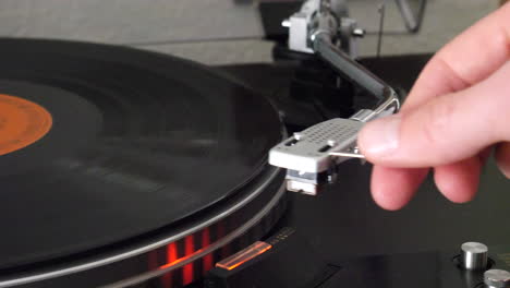 la aguja de un tocadiscos se levanta lentamente del vinilo giratorio y la música se detiene.