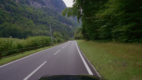 In-Den-Schweizer-Alpen-Vom-Berühmten-Grindelwald-Nach-Lauterbrunnen-Im-Regen-Fahren