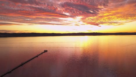 Toma-Aérea-Ascendente-De-Fenómenos-Naturales-Espectaculares-En-El-Cielo-De-Sydney-Durante-La-Puesta-De-Sol-En-El-Embarcadero-Largo