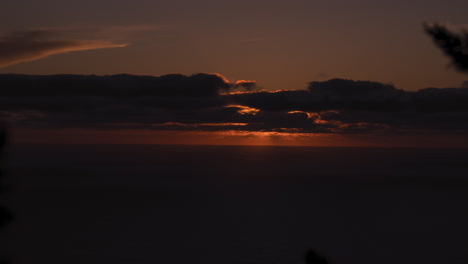 Timelapse-épico-De-La-Puesta-Del-Sol-Con-La-Oscuridad-Que-Viene