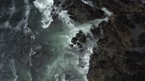 Maremotos-Espumosos-Rompiendo-En-Las-Rocas.